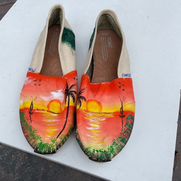 Tom's Shoes - Tom's Hawaiian Print Unisex Slip-on Shoes.